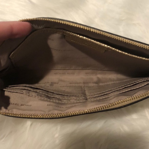 •Michael Kors• Leather Wristlet - Picture 4 of 11